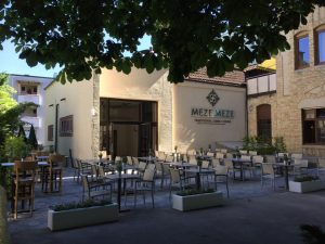 Exterior of Mezé Mezé Taverna in Stuttgart-Bad Cannstatt