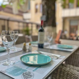 Outdoor seating at Mezé Mezé in Stuttgart-Bad Cannstatt