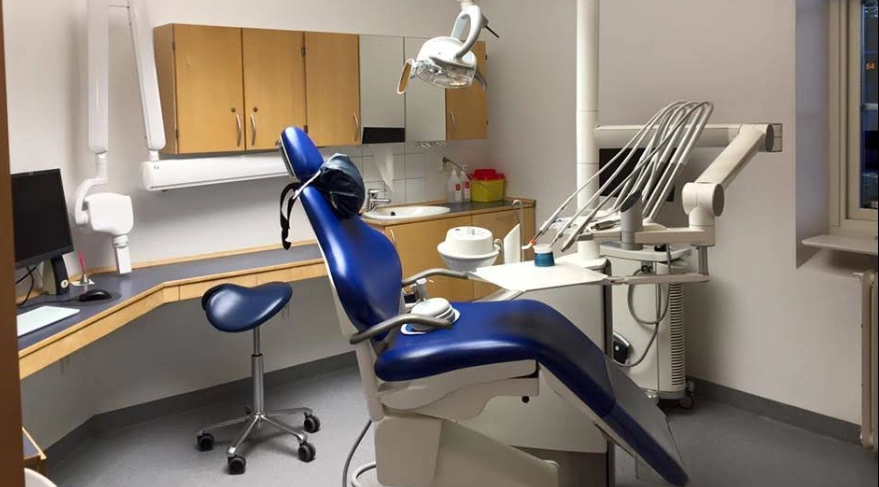 Dental treatment room with dental chair and equipment at Apollonia Dentalklinik in Vänersborg, Sweden
