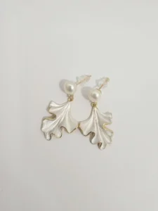 Pearl-style drop earrings with sculptural white pendants from VIORÉA Jewellery in Stuttgart